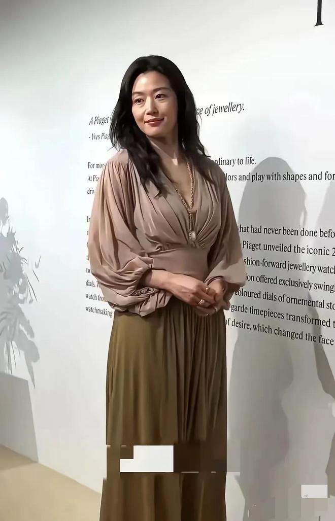 容颜皱纹明显有下垂有发腮女神有年龄感了九游会·j9网站偶遇44岁全智贤真实(图3)