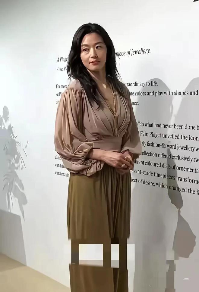 容颜皱纹明显有下垂有发腮女神有年龄感了九游会·j9网站偶遇44岁全智贤真实(图4)