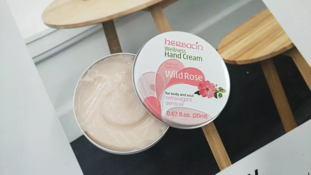 德国小甘菊护手霜出限量礼盒啦！J9国际集团拥有112年历史的(图9)